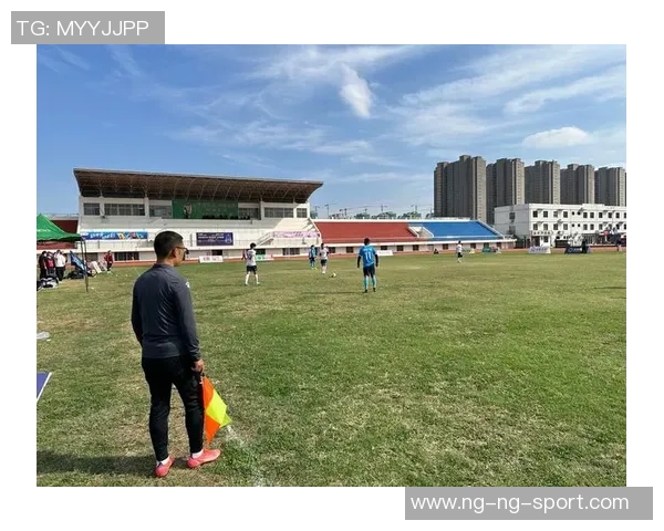 足球小镇爱心捐献活动助力青少年足球发展与社区建设